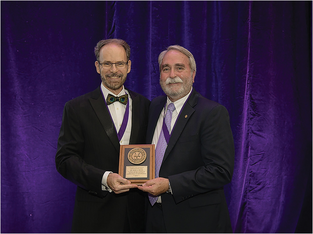 Dr. David Felton (right) receives the Dan Gordon Lifetime Achievement Award from ACP immediate past president Dr. Robert M. Taft.