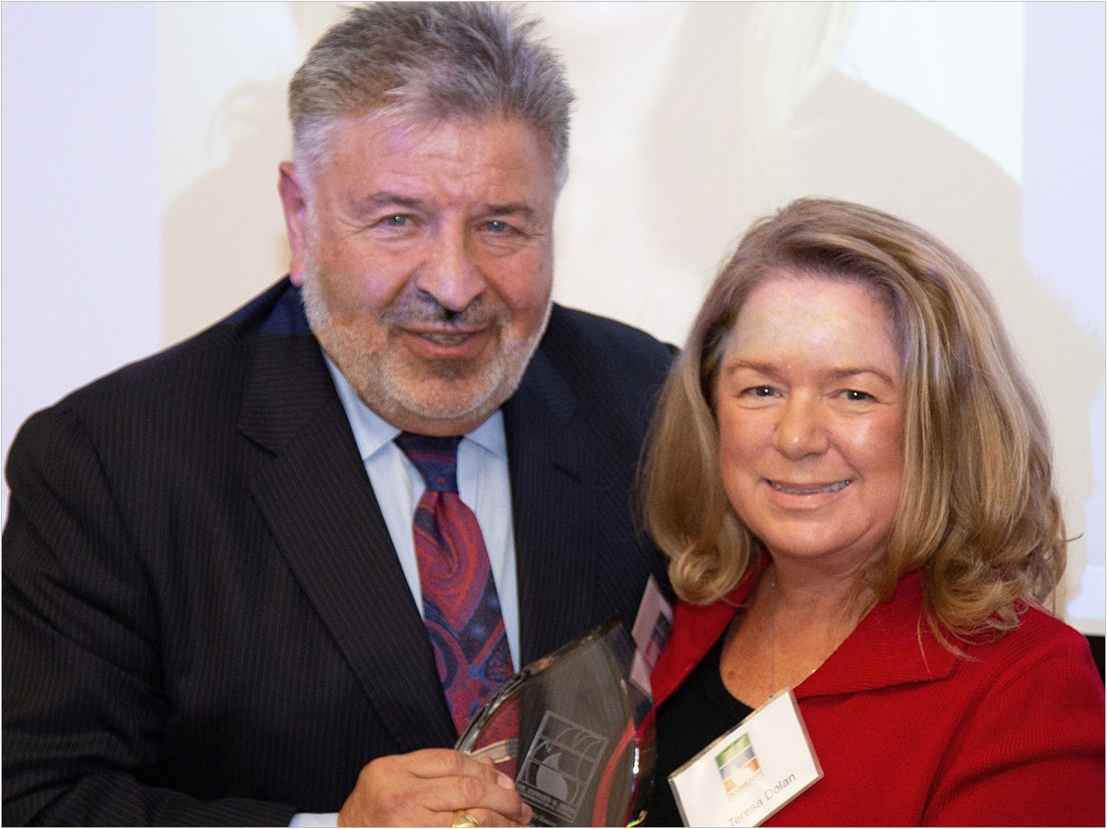 Dentsply Sirona chief clinical affairs officer Dr. Teresa Dolan receives the Innovator Award for Excellence in Industry from Steve W. Kess, president, global professional relations, Dr. Edward B. Shils Entreprenuerial Fund.