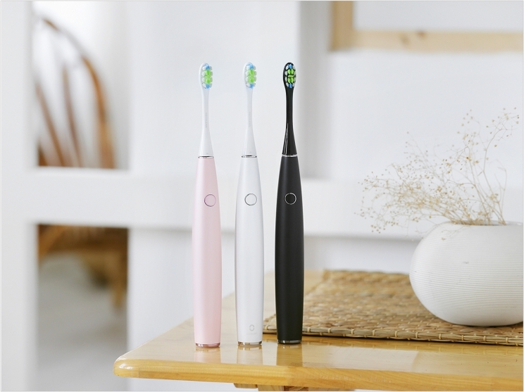 The Oclean One sonic toothbrush uses a built-in gyroscope and advanced smart sensors to collect data on brush motion, angle, and pressure to analyze brushing quality and frequency.